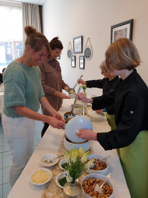 leerkrachten en leerlingen aan soepbuffet