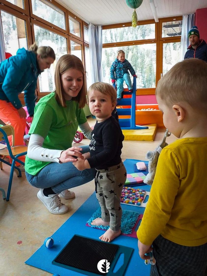 leerling en twee peuters