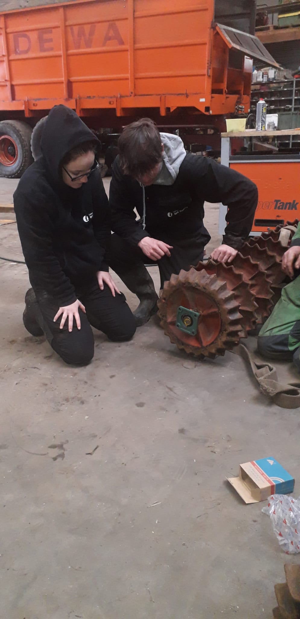 leerlingen werken aan landbouwmachine