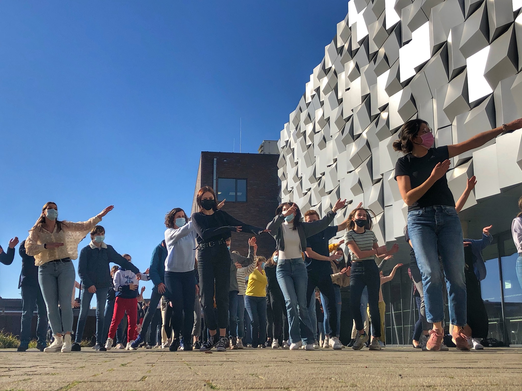 Leerlingen en leerkrachten dansen bollywood dance