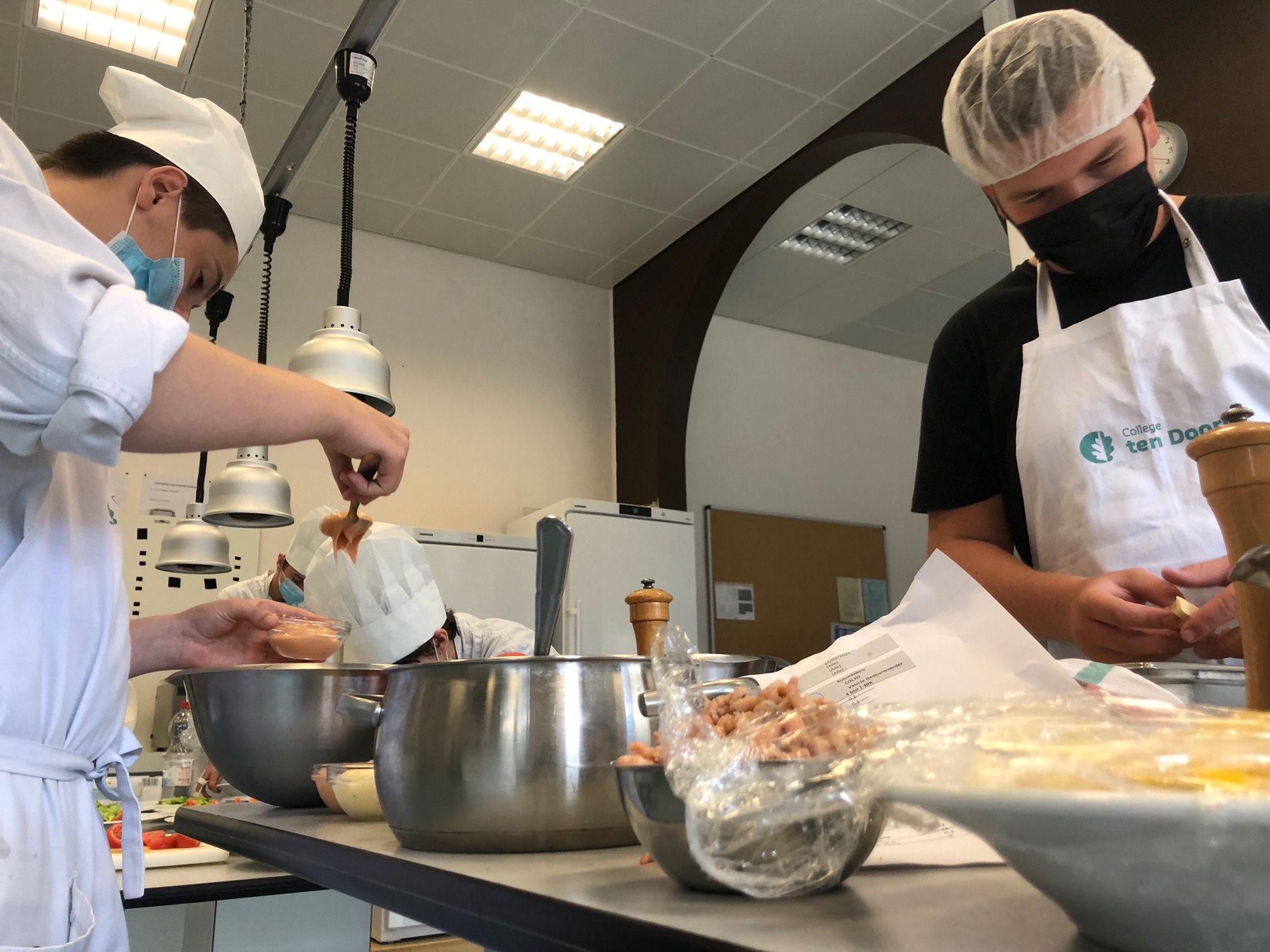 leerlingen aan de pas in grootkeuken